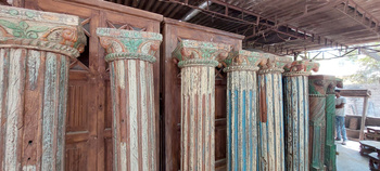 Kolumna z drewna teakowego w stylu rzymskim