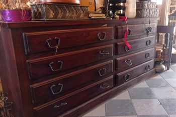 Komoda kolonialna z szufladami