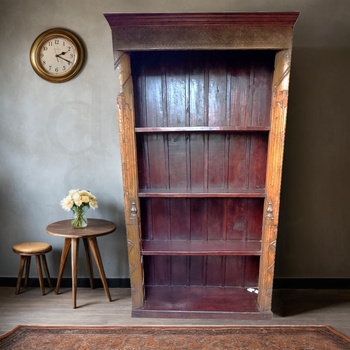 Kolonialny regał z litego drewna mango – elegancki mebel do salonu i gabinetu